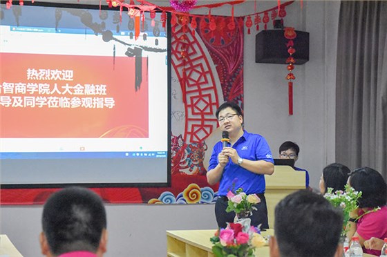 刀父總經(jīng)理對刀父公司進行簡介