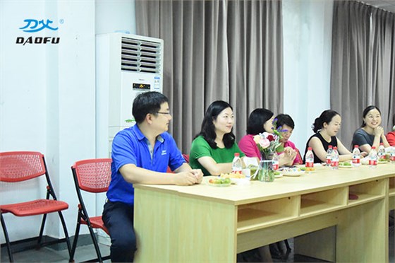 刀父精密刀具人大金融班認真傾聽點評