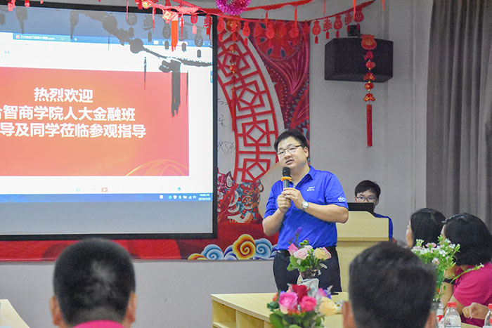刀父總經(jīng)理對刀父公司進行簡介