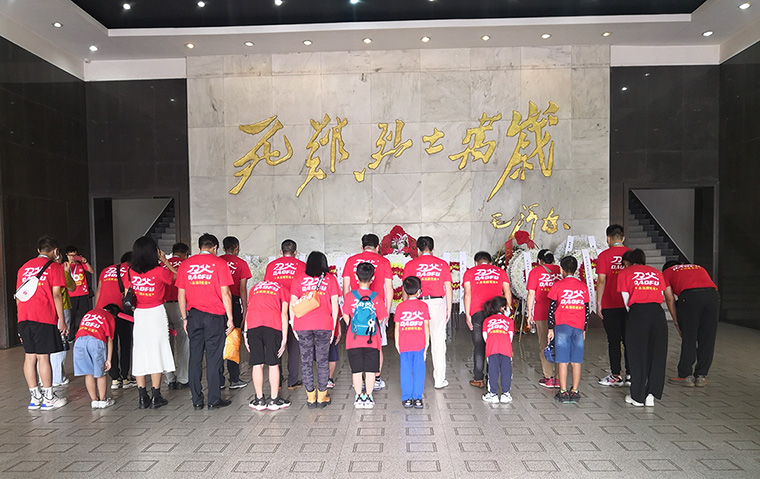 向烈士鞠躬760