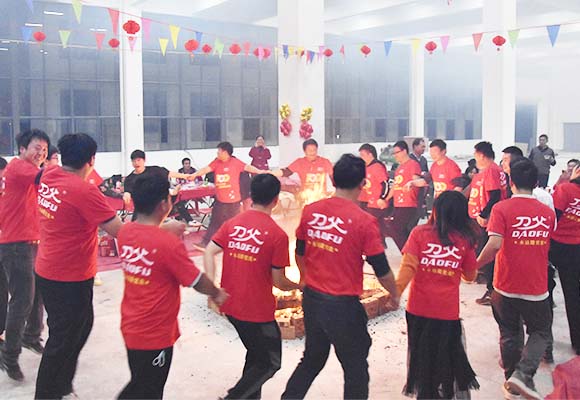 刀父2022篝火晚會(huì)在江西工廠舉行